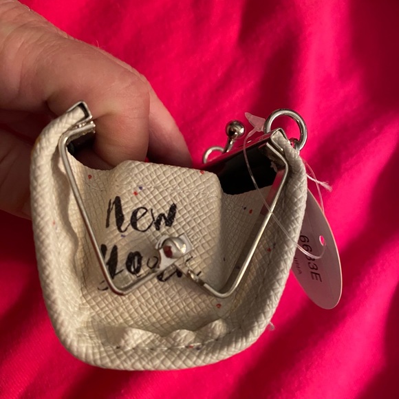 \New NYC coin purse. Opens wide for easy coin find - Picture 4 of 6